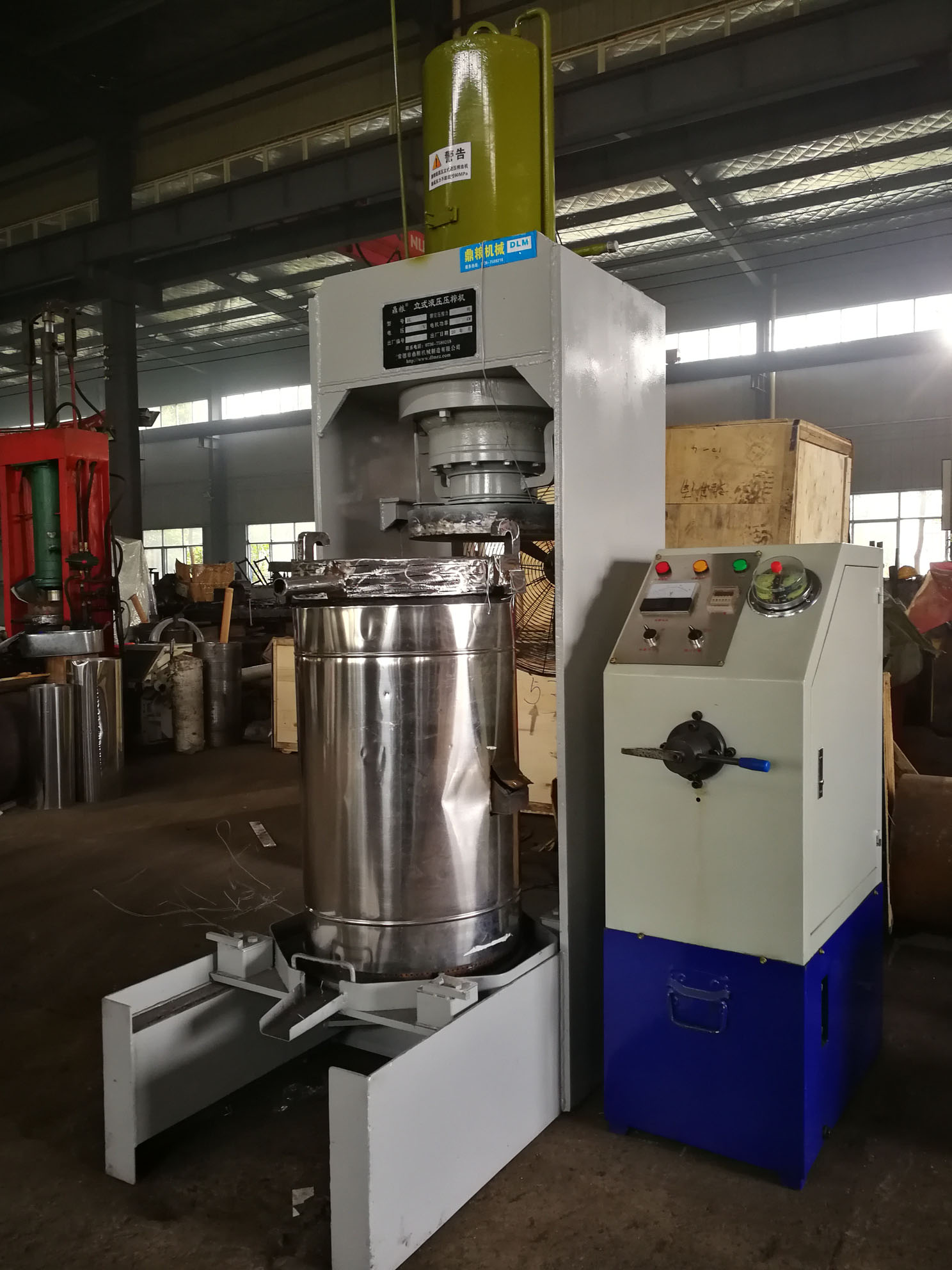 不銹鋼超高壓立式液壓壓榨機(jī)，果汁壓榨機(jī)，果渣壓榨機(jī)，藥材壓榨，油渣處理，白土壓榨